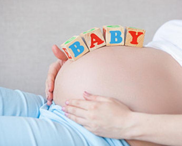 广州请月嫂好还是去月子中心好